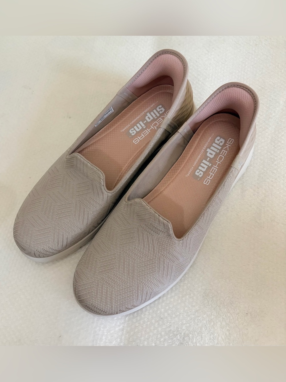 Skechers Slip-On Flats in Taupe with Blush Lining Women’s Sz 10